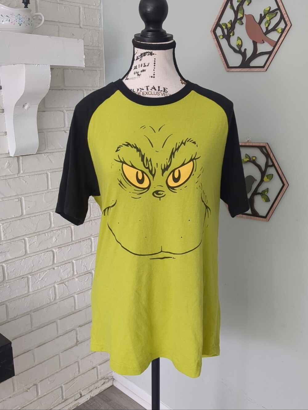 **3/$10** Universal Studios Grinch Top Size Medium